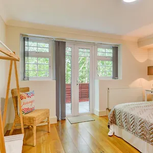 Apartment Redhill Town Centre By Livingo United Kingdom