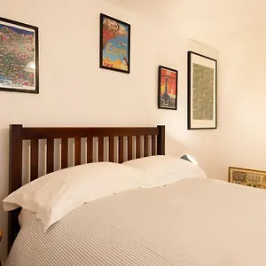  Apartment Stylish Underground Flat, 30s, Graffiti Yard United Kingdom