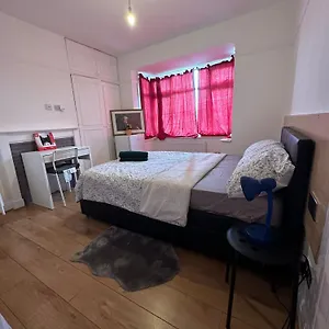  Homestay Esther's Peaceful Oasis United Kingdom